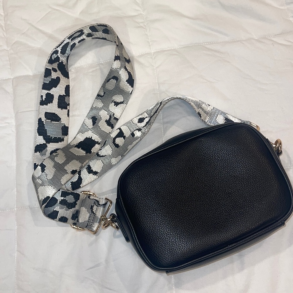 Ah•dorned shoulder purse